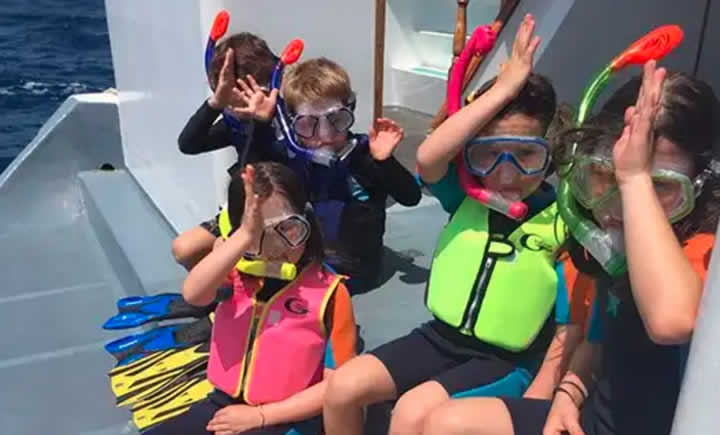 family snorkel boat in maldives