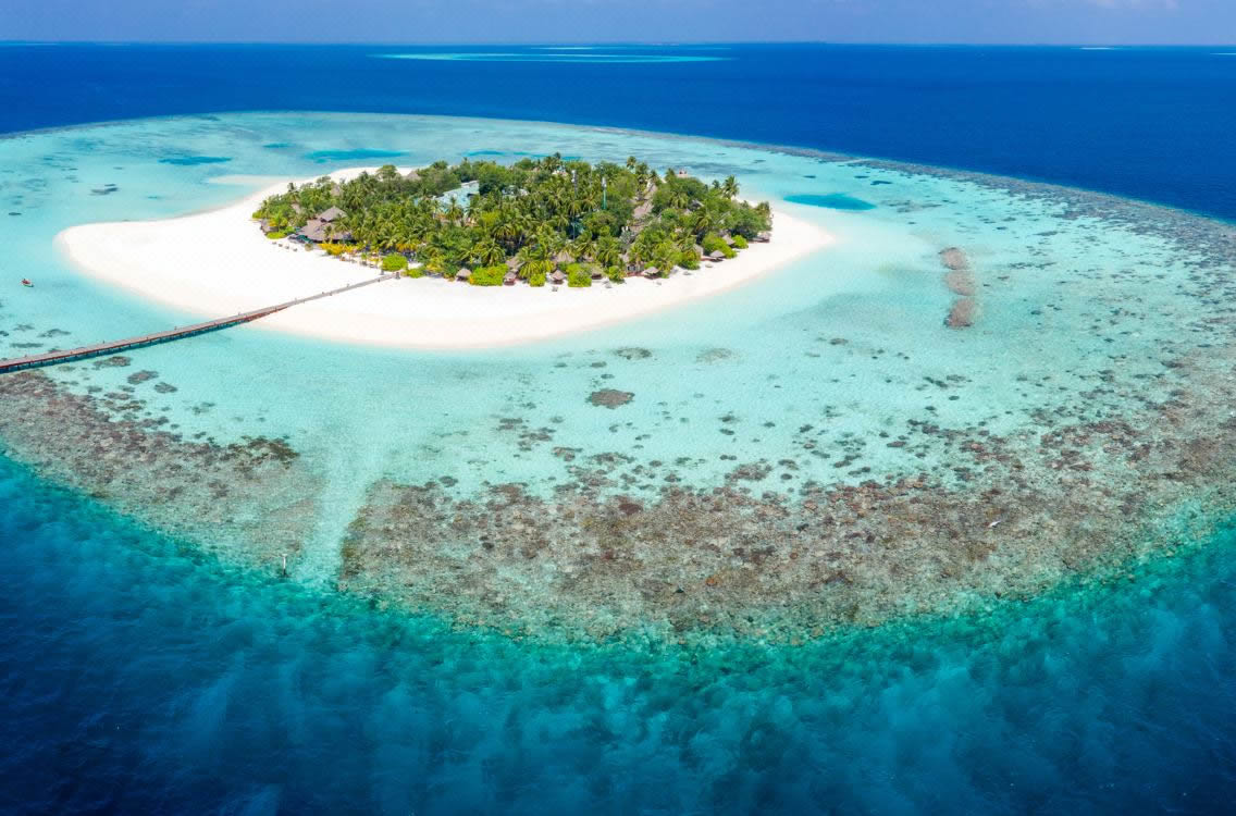 Banyan Tree Vabbinfaru
the white sand beach